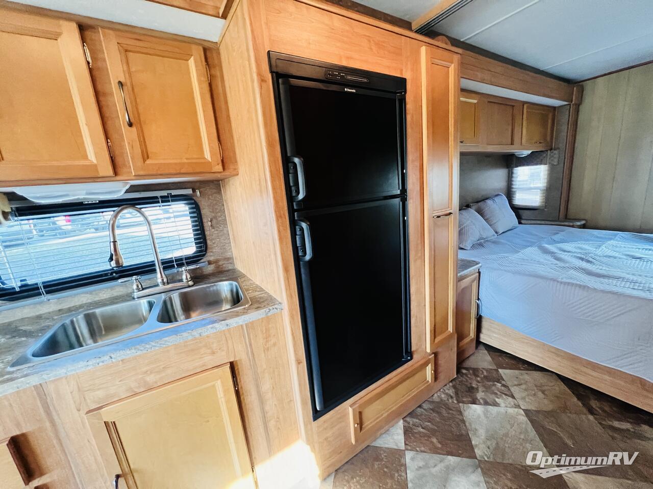 2015 Coachmen Pursuit 27 KB Photo 14