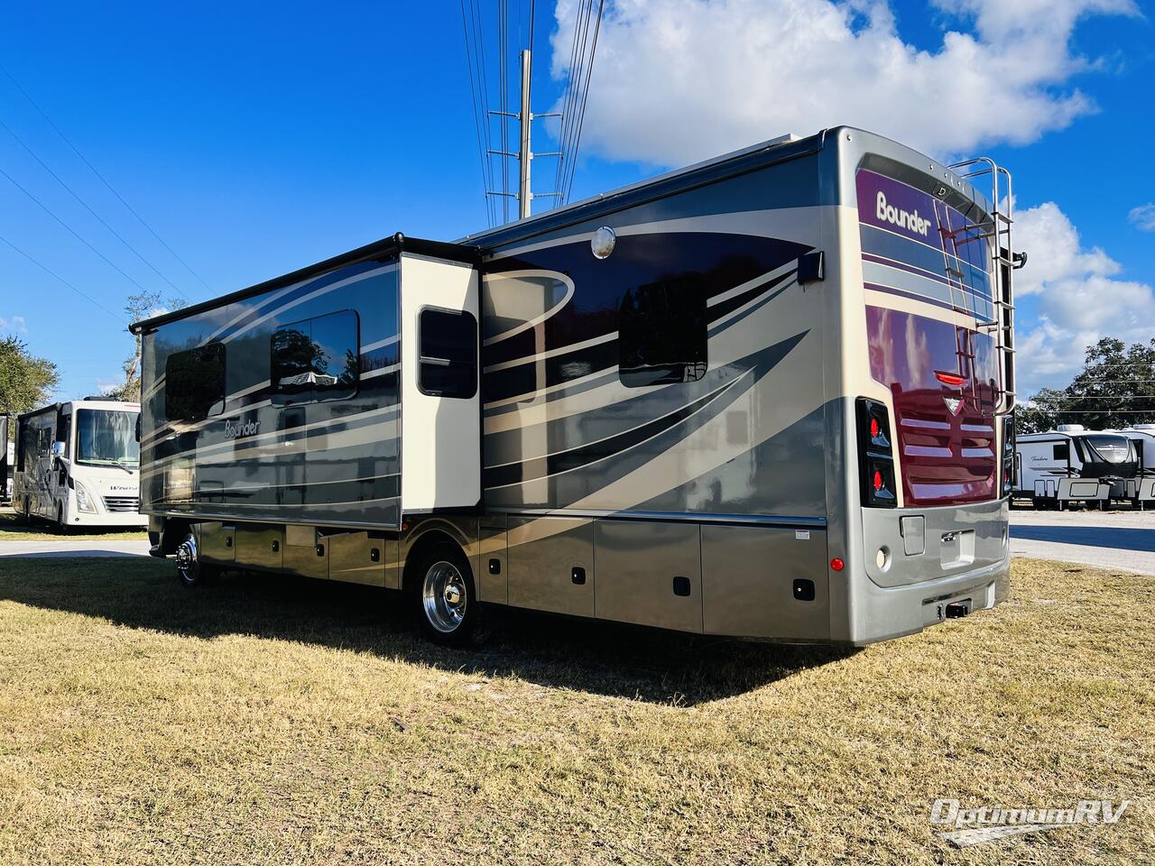 2016 Fleetwood Bounder 33C Photo 2