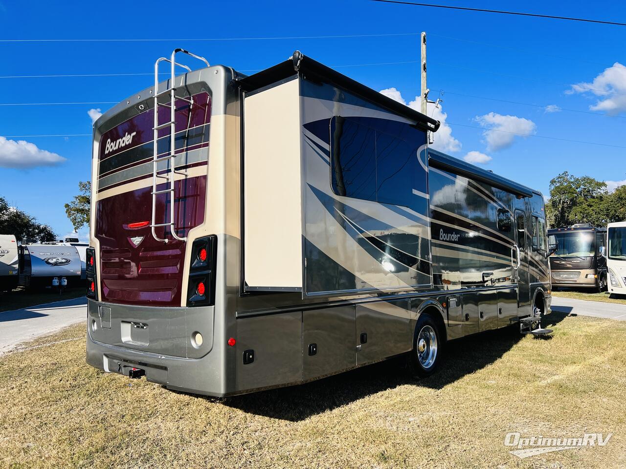 2016 Fleetwood Bounder 33C Photo 3