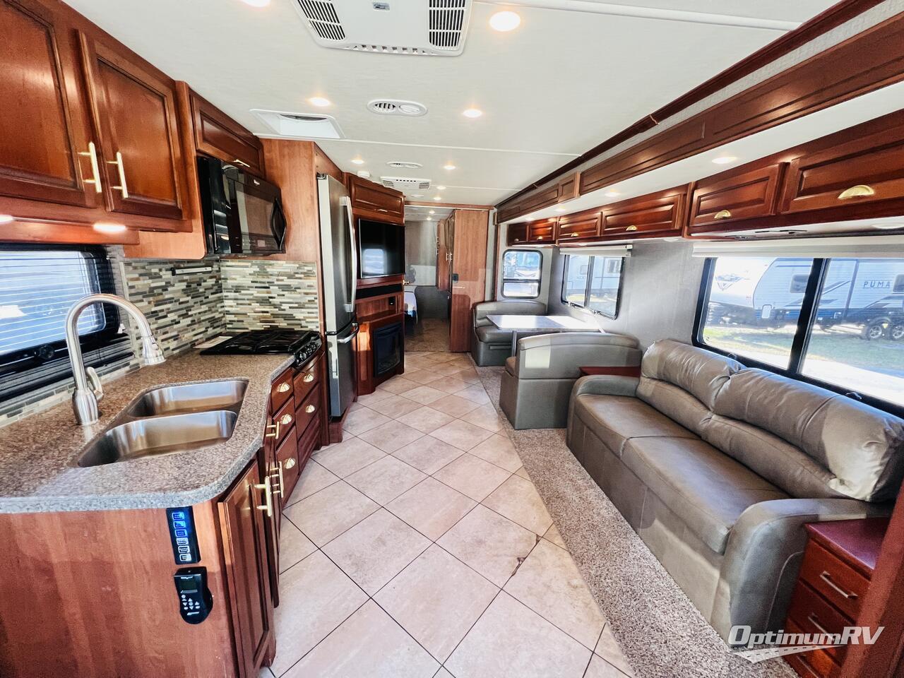 2016 Fleetwood Bounder 33C Photo 4