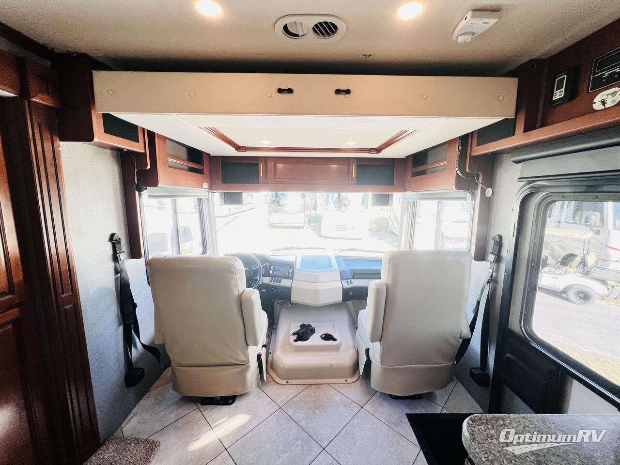 2016 Fleetwood Bounder 33C Photo 6