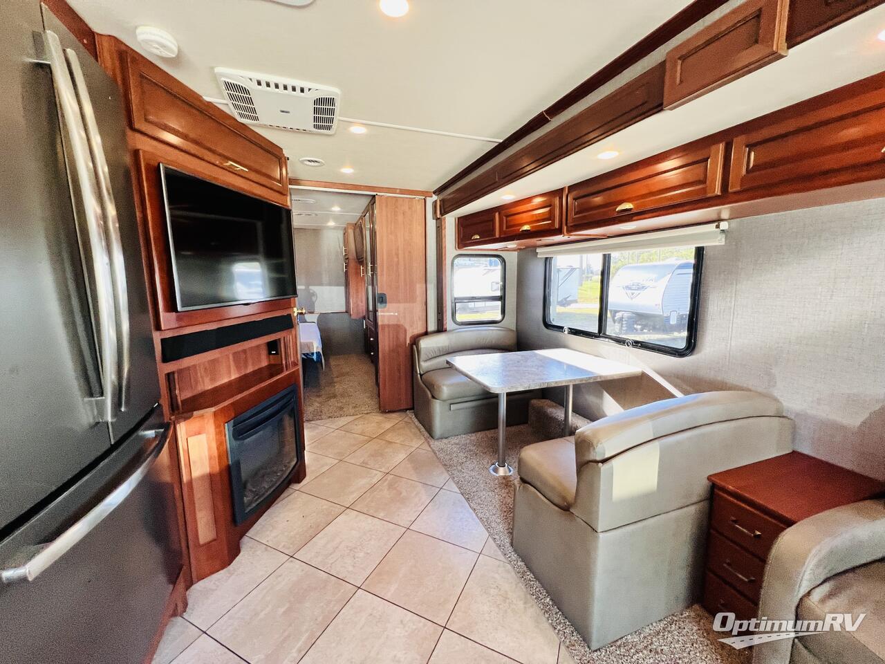 2016 Fleetwood Bounder 33C Photo 8