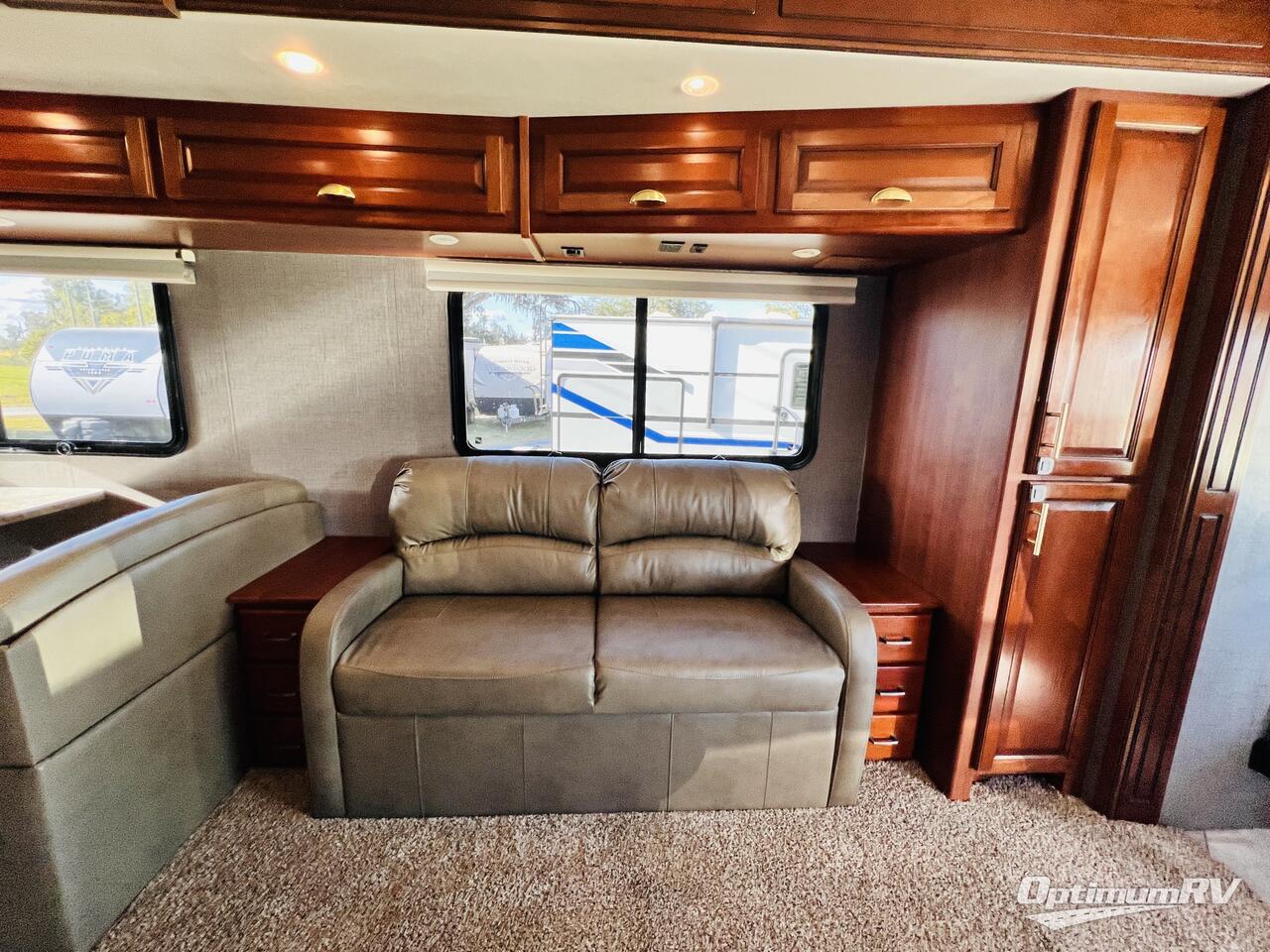 2016 Fleetwood Bounder 33C Photo 10