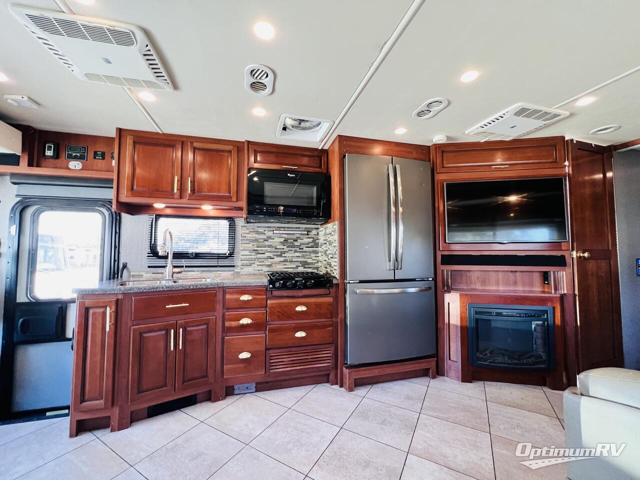 2016 Fleetwood Bounder 33C Photo 11