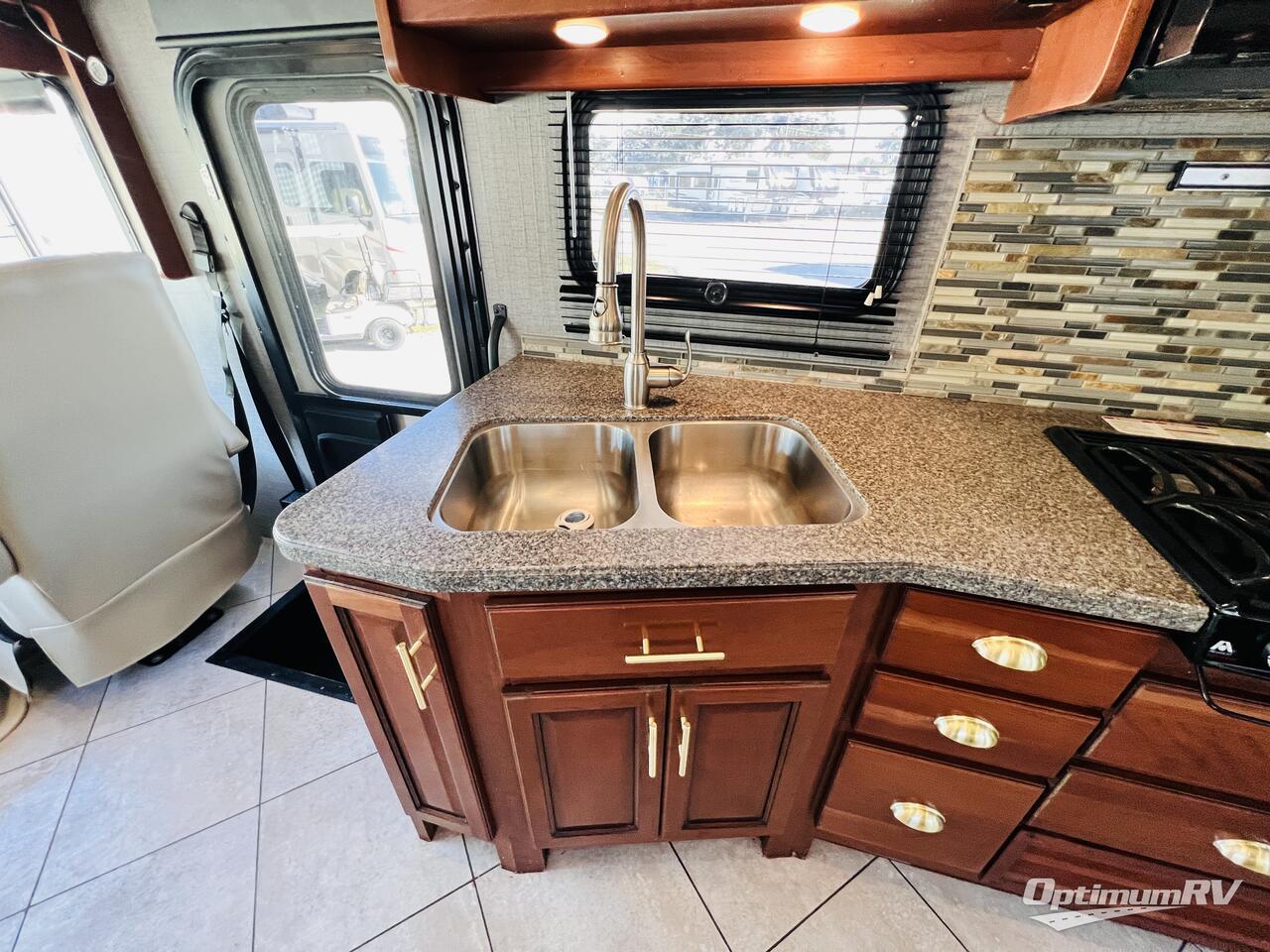 2016 Fleetwood Bounder 33C Photo 12