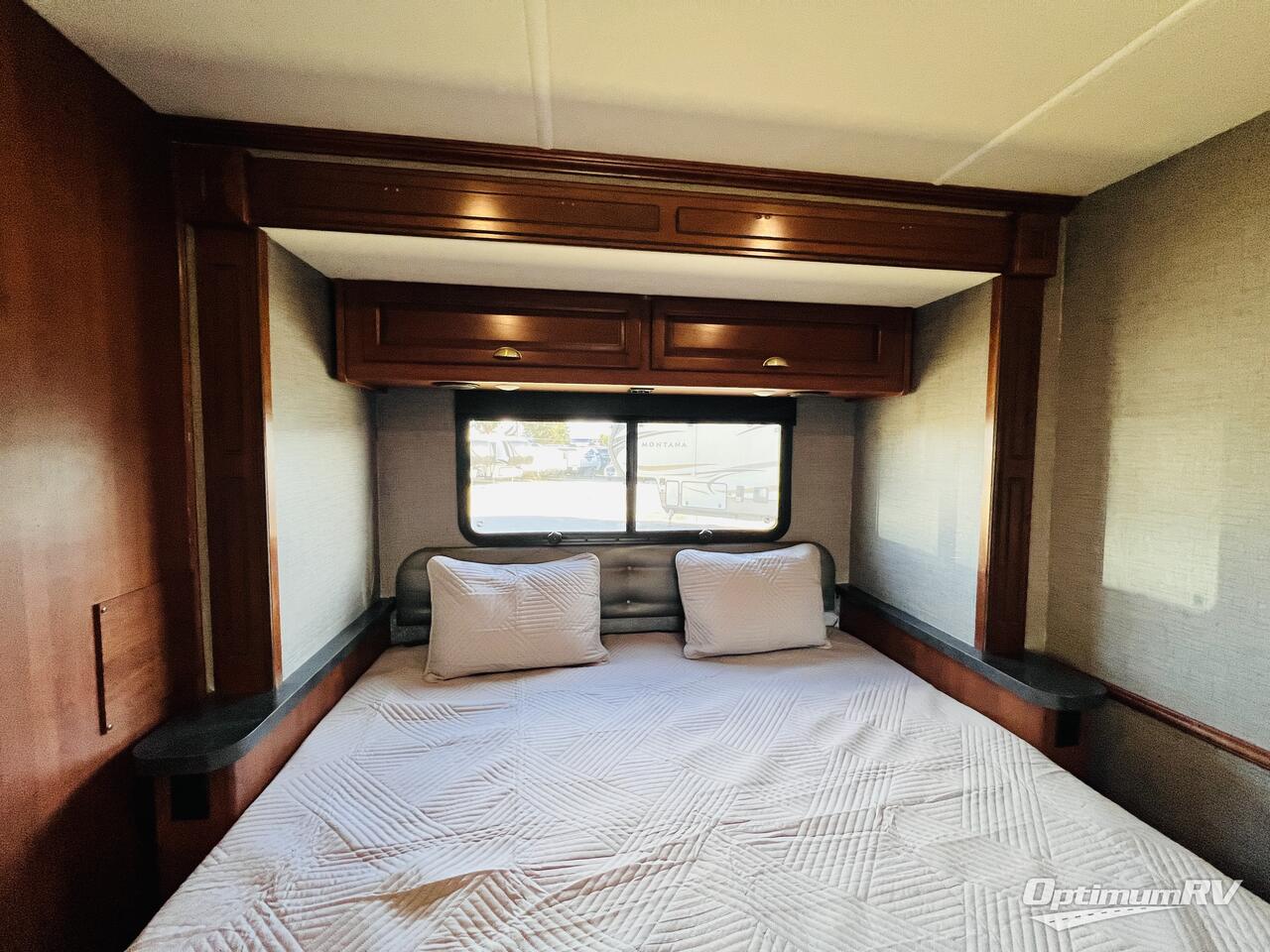 2016 Fleetwood Bounder 33C Photo 18