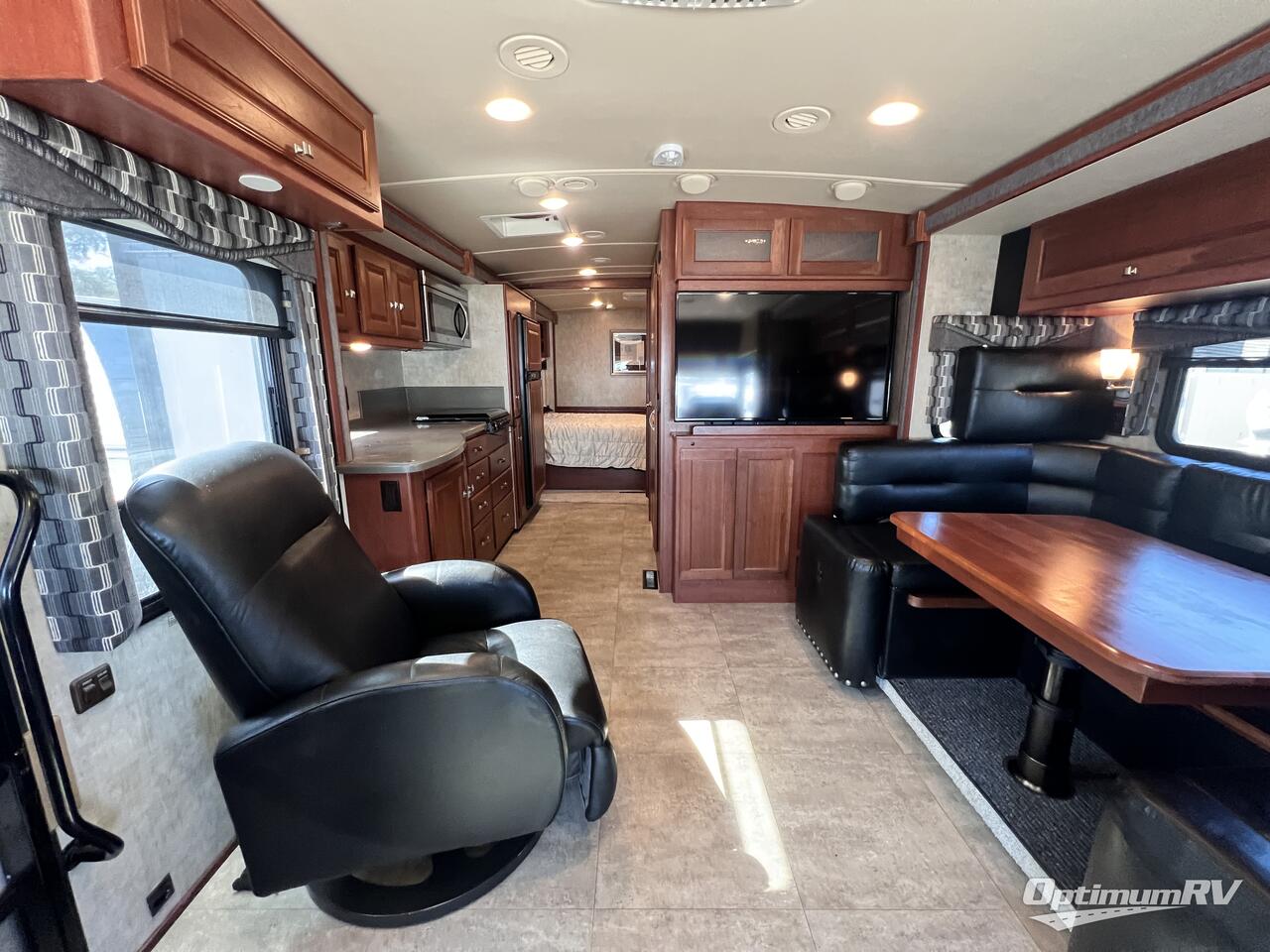 2015 Winnebago Sightseer 30A Photo 5