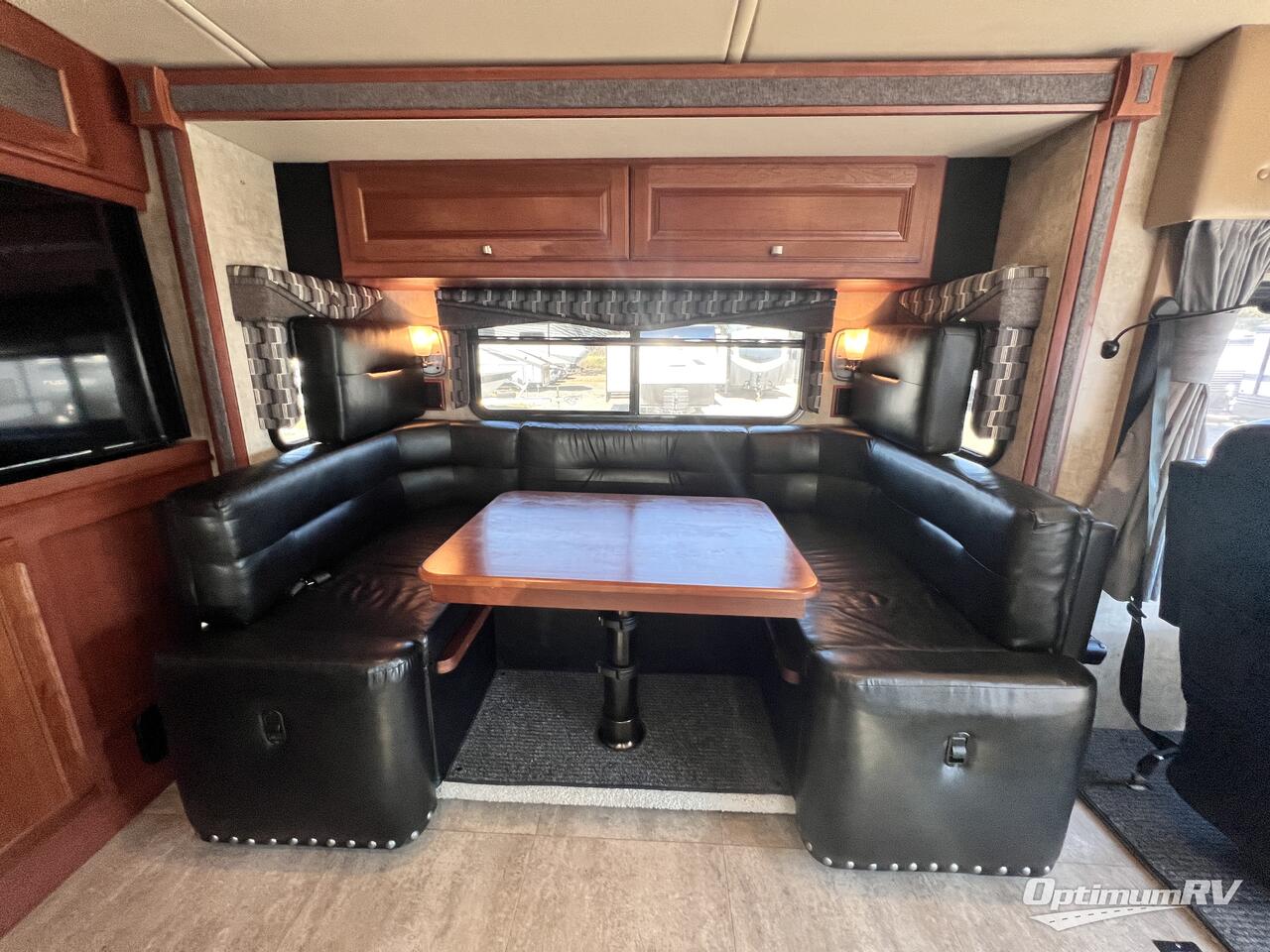 2015 Winnebago Sightseer 30A Photo 9