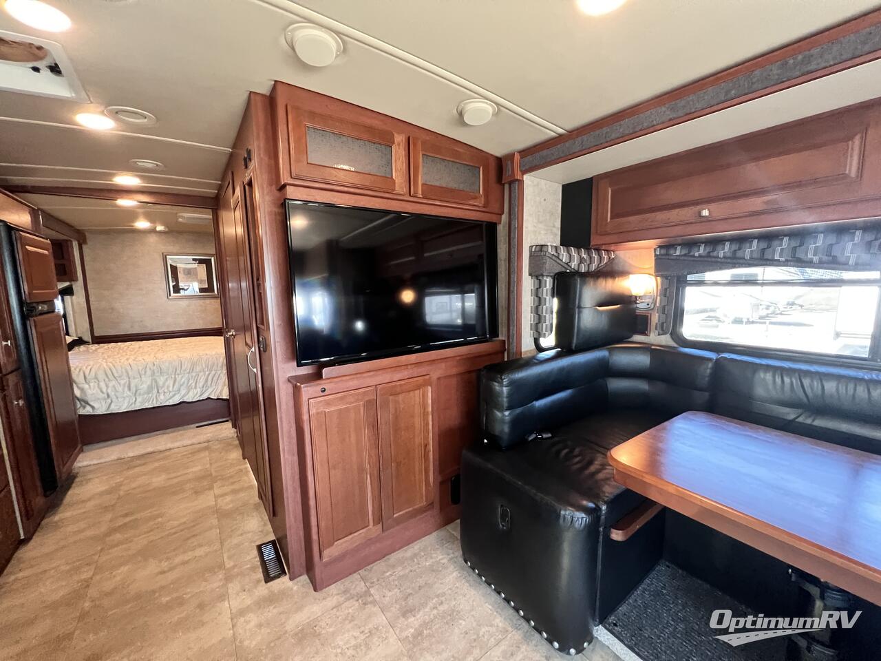 2015 Winnebago Sightseer 30A Photo 10