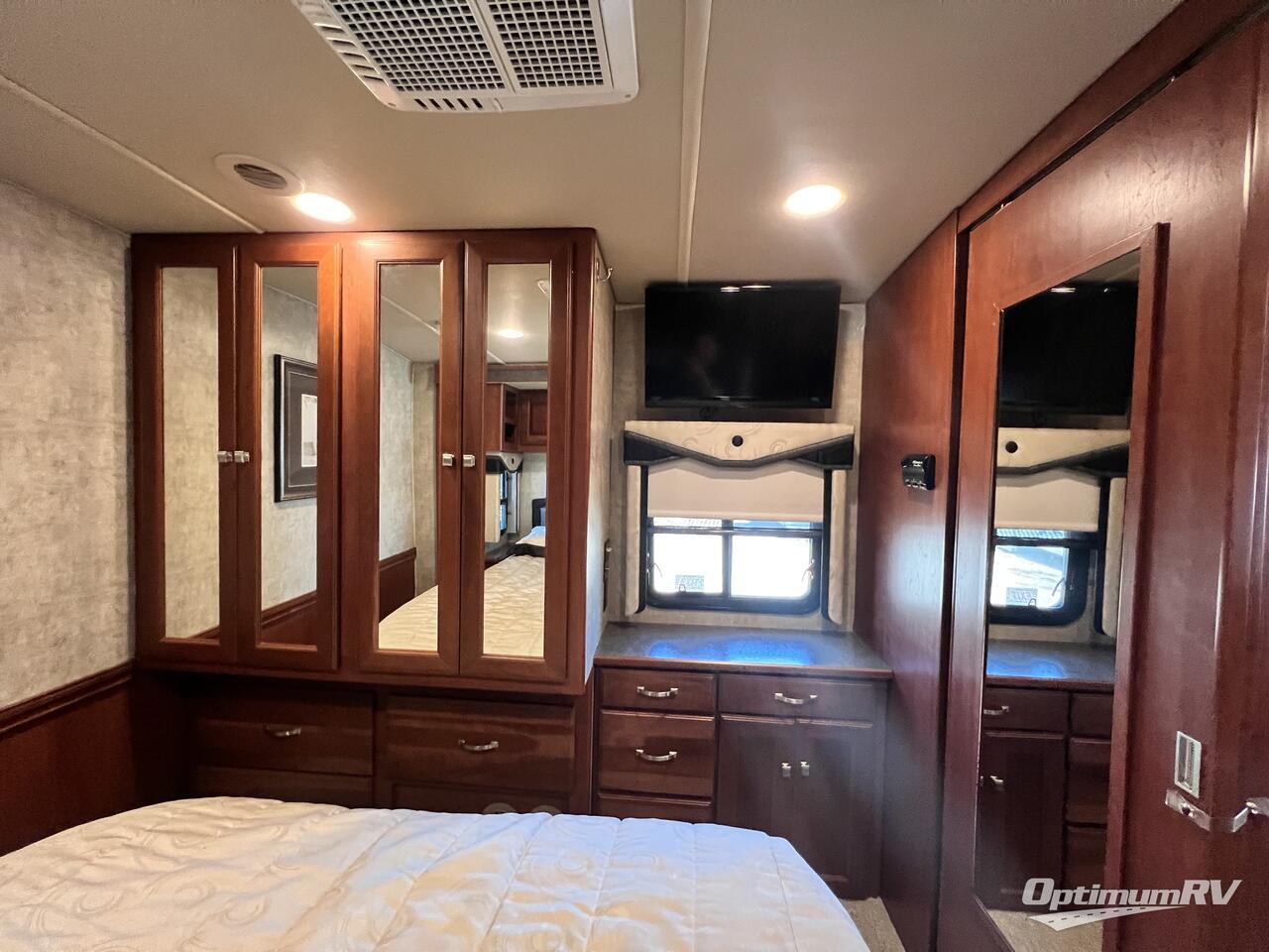 2015 Winnebago Sightseer 30A Photo 20