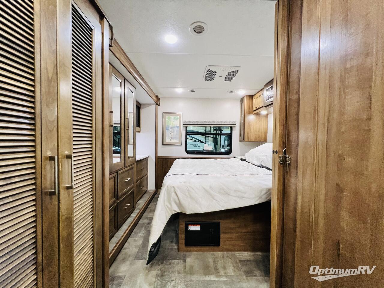 2020 Coachmen Mirada 35OS Photo 21