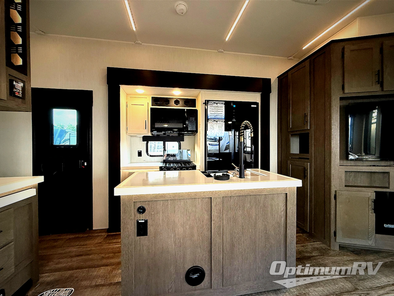 2025 Forest River Cherokee Arctic Wolf Suite 3750SUITE Photo 5