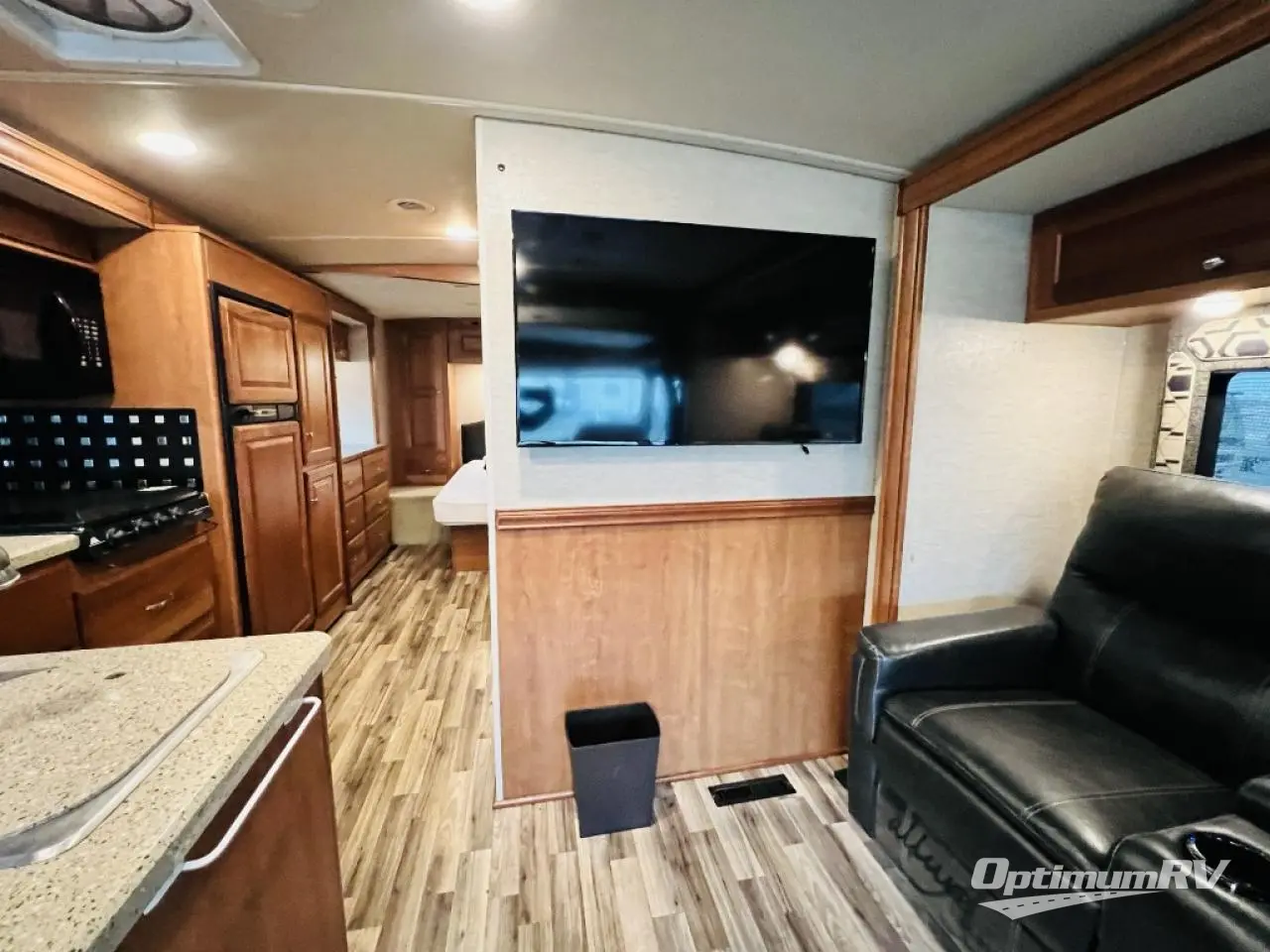 2017 Winnebago Vista LX 27N Photo 8