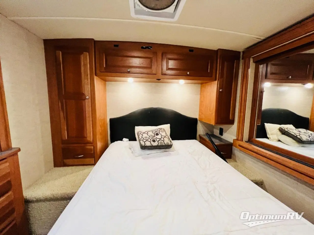 2017 Winnebago Vista LX 27N Photo 15