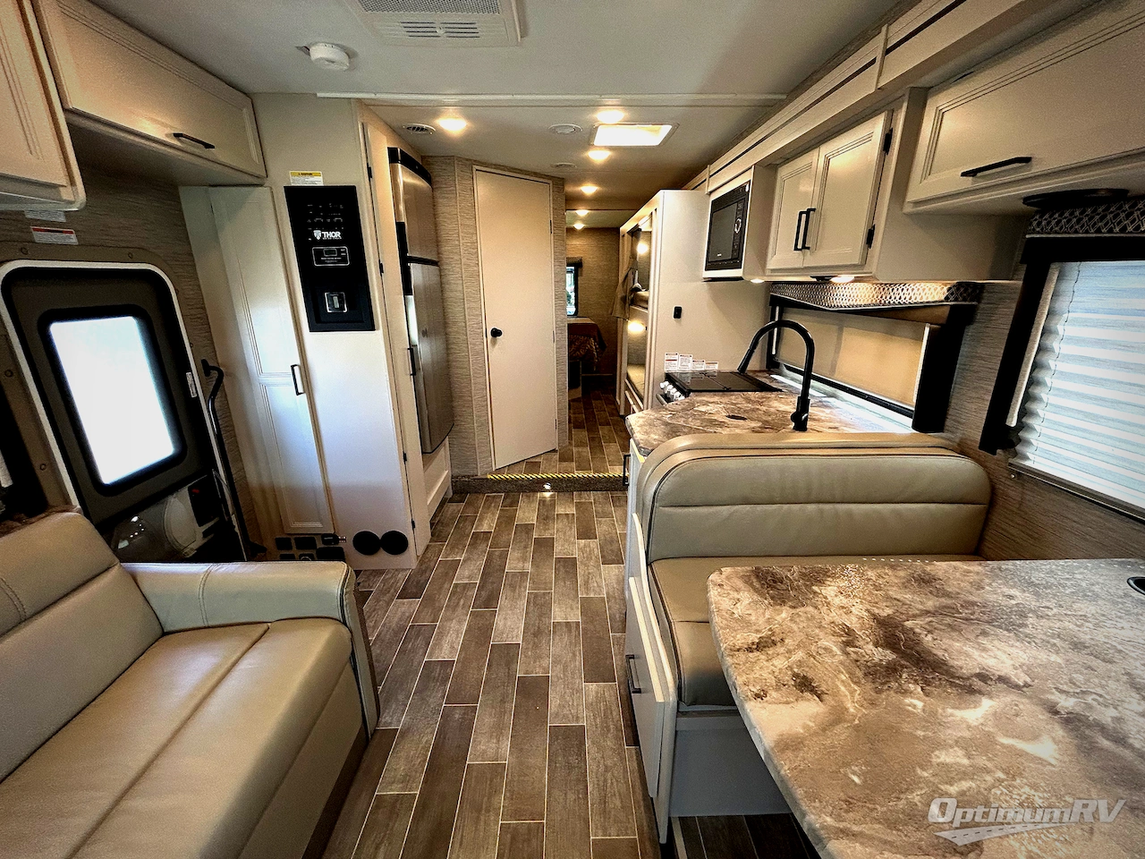 2022 Thor Chateau 31EV Photo 4