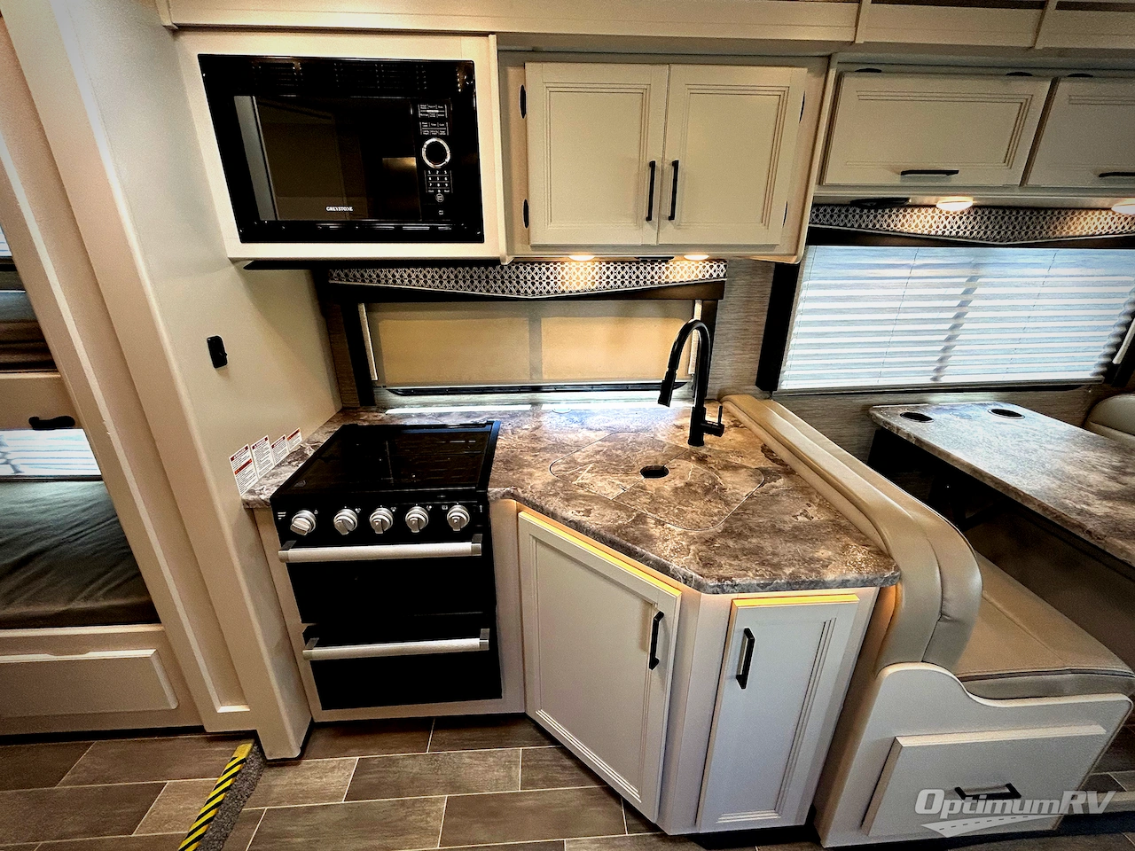 2022 Thor Chateau 31EV Photo 6
