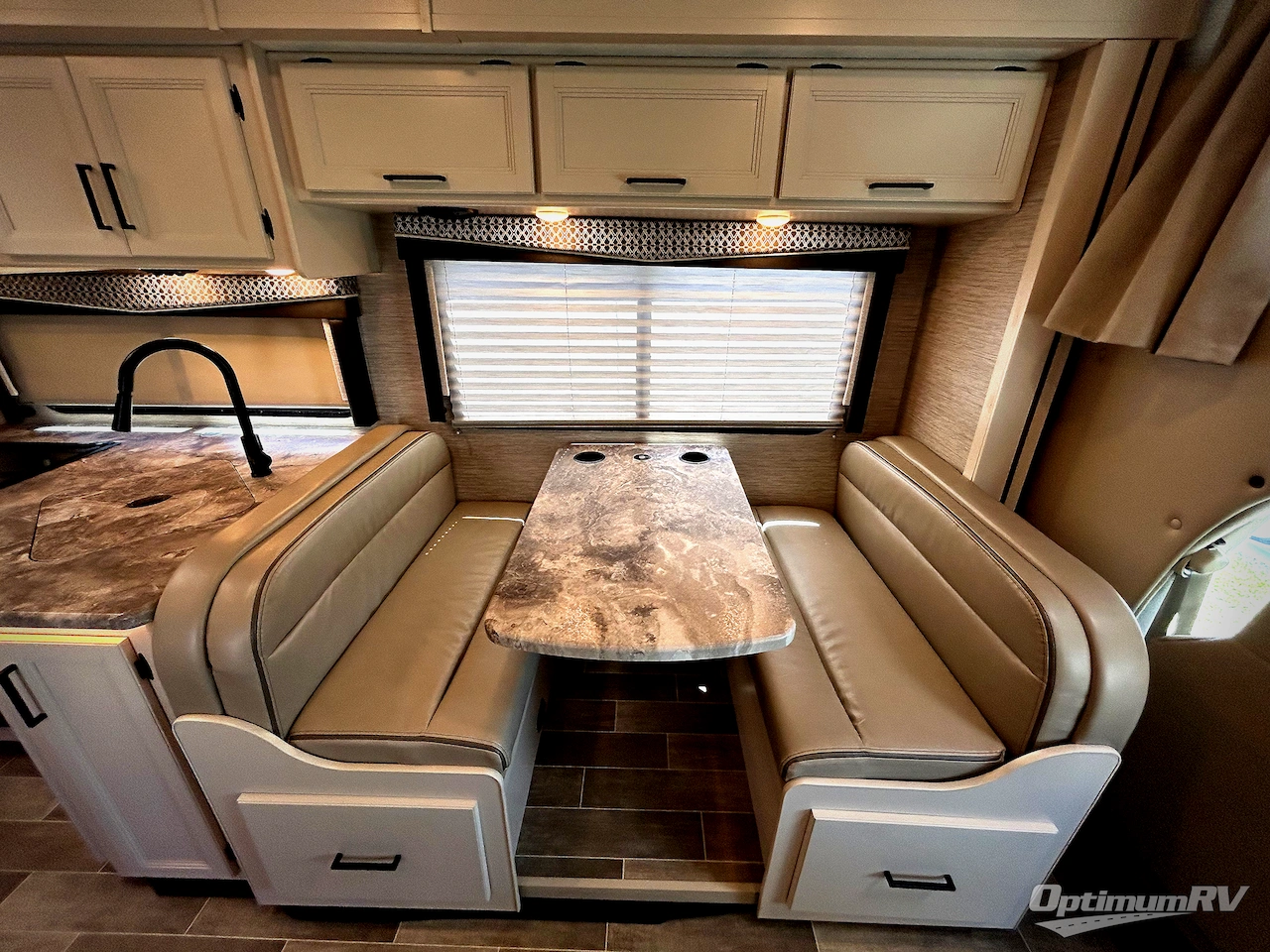2022 Thor Chateau 31EV Photo 14
