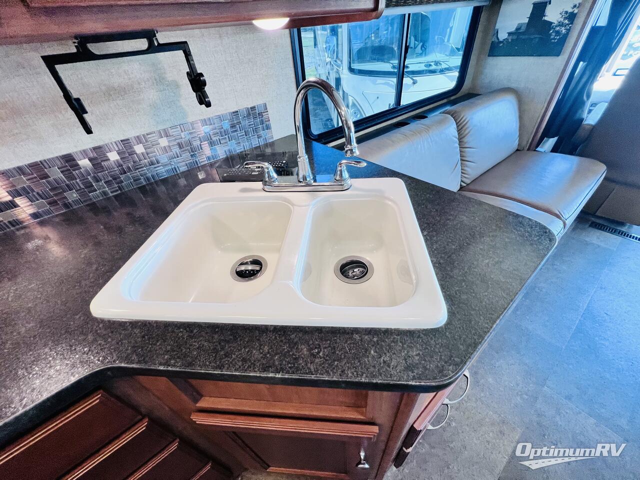 2017 Itasca Sunstar 29VE Photo 11