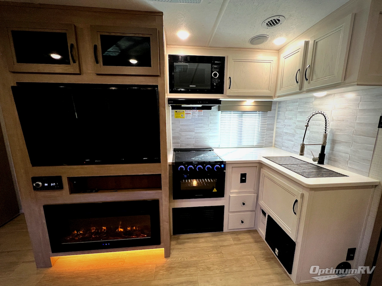 2024 Palomino SolAire 242RBS Photo 10