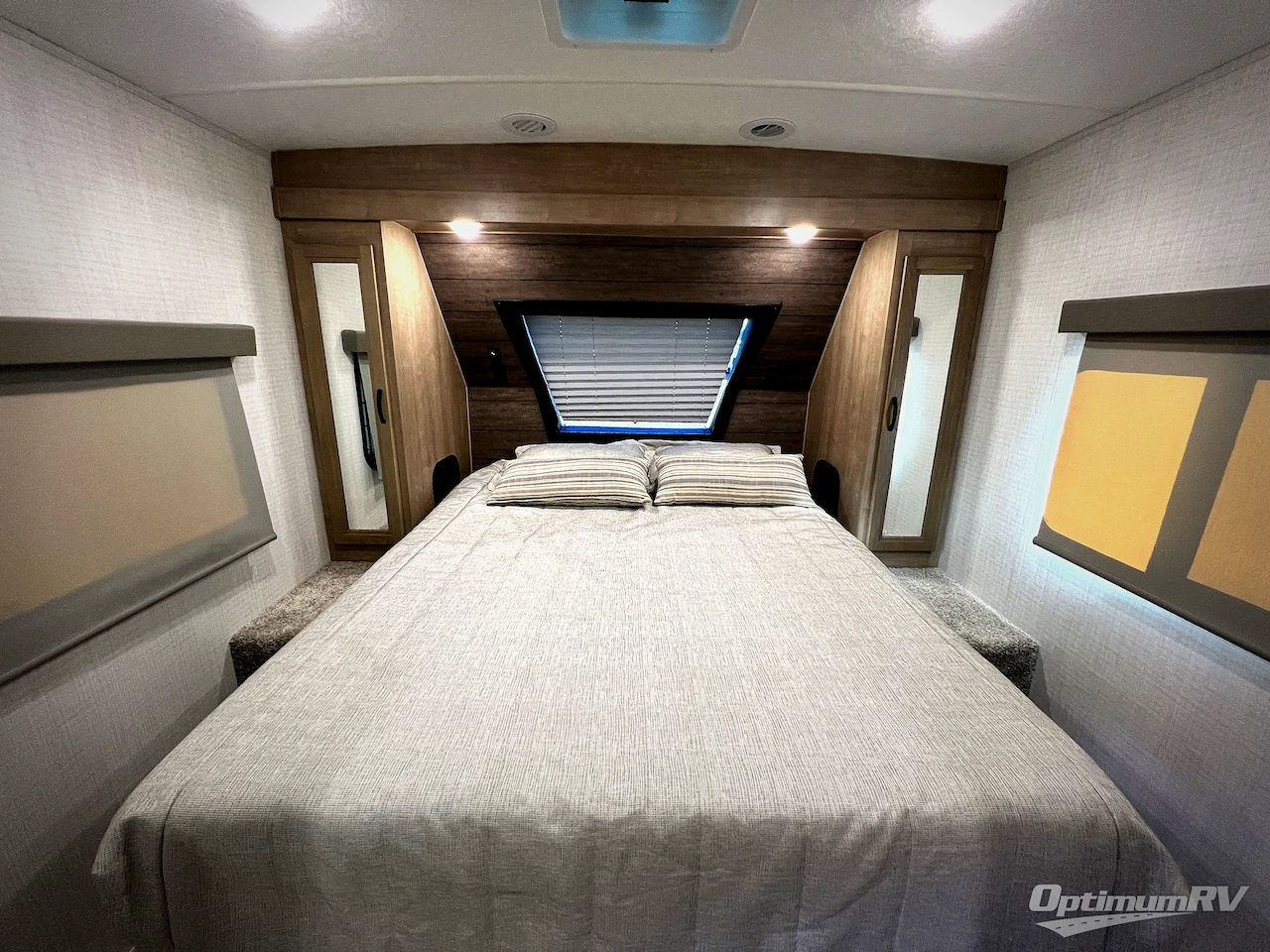 2024 Palomino SolAire 242RBS Photo 19