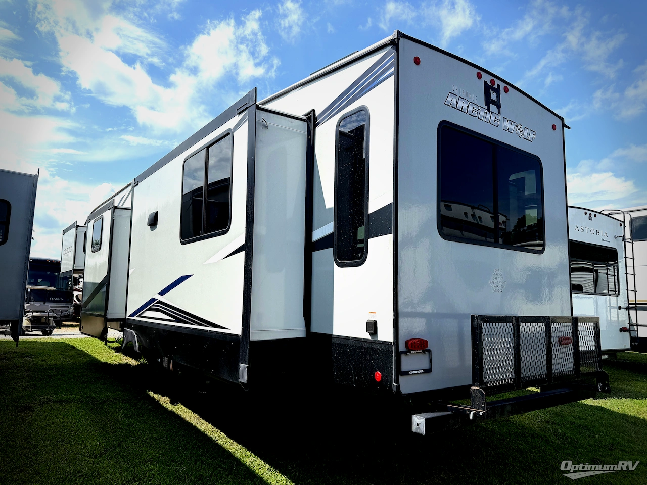 2022 Forest River Cherokee Arctic Wolf Suite 3660 Photo 3