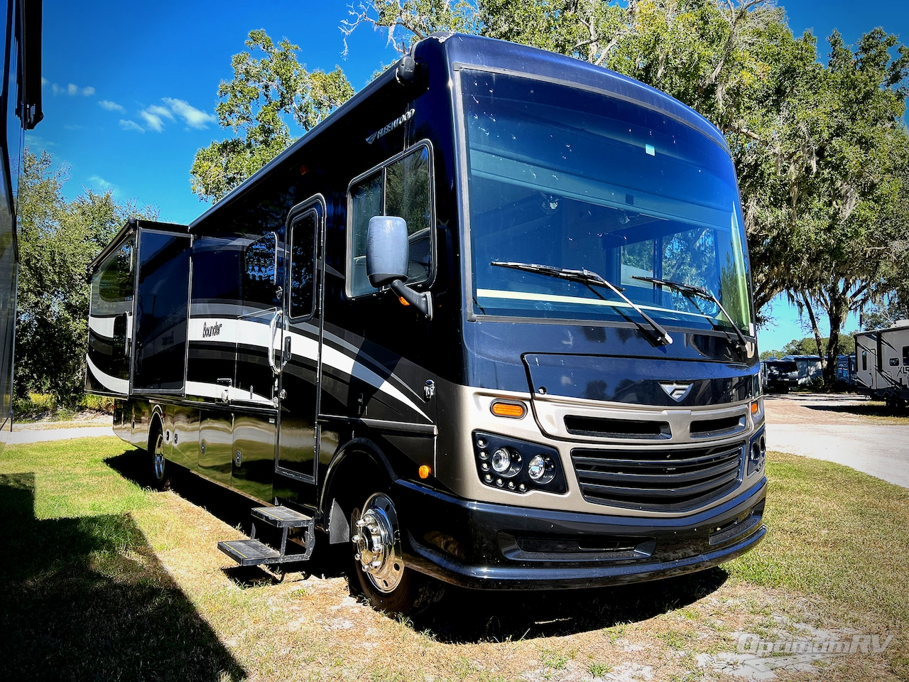 2016 Fleetwood Bounder 36H Photo 1
