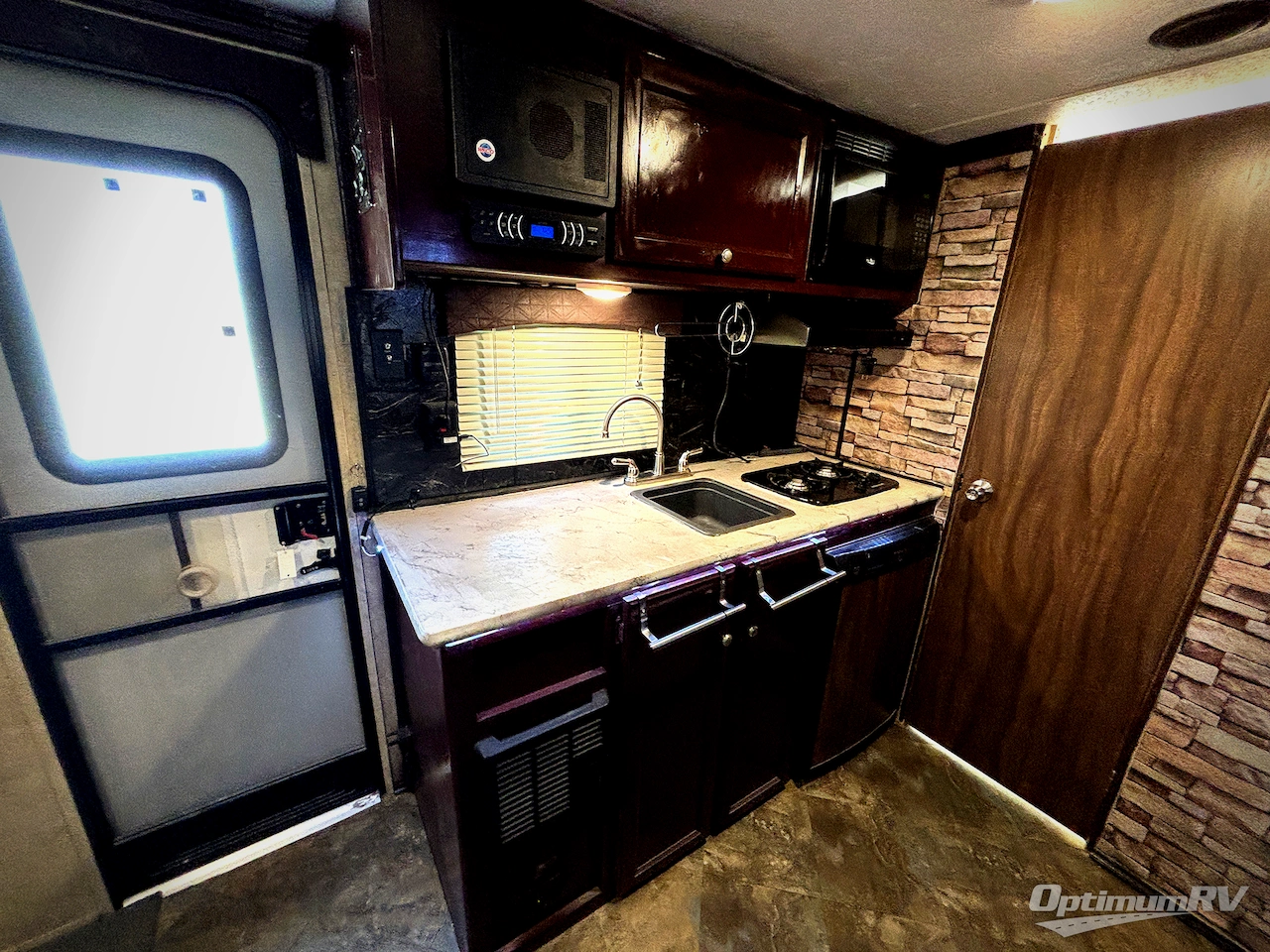 2018 Viking Ultra-Lite 17FQS Photo 8