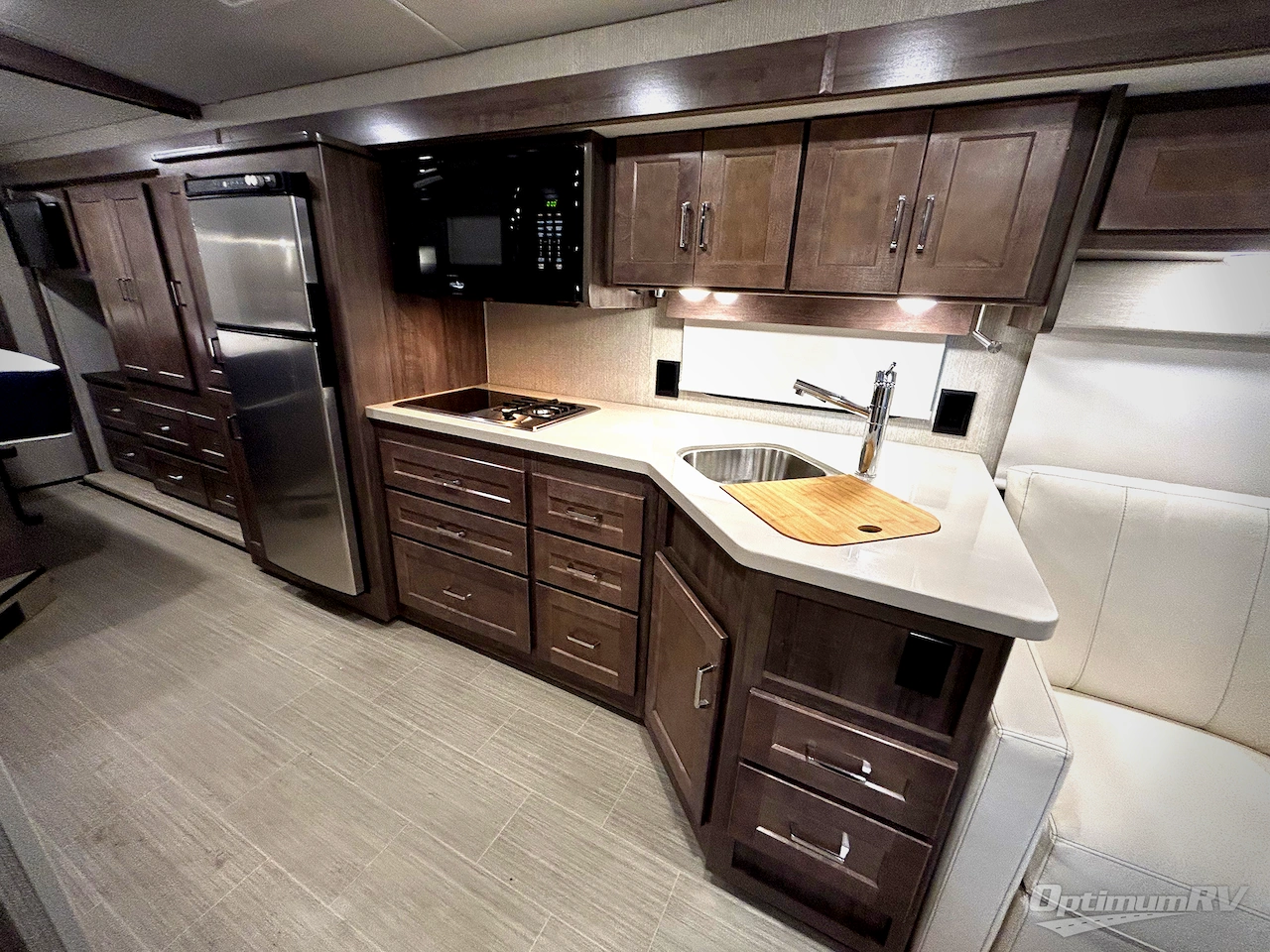2022 Winnebago Adventurer 29B Photo 6