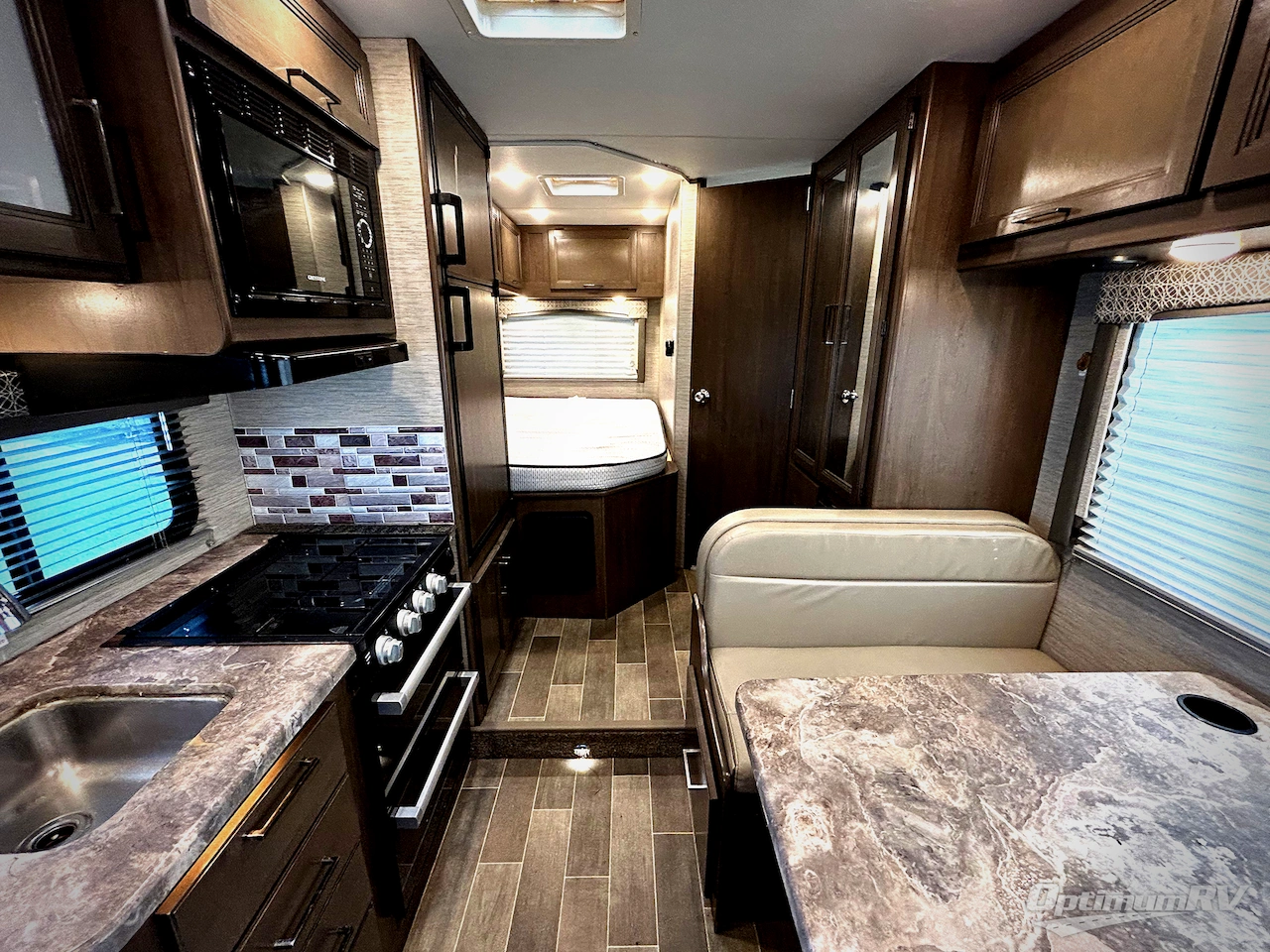 2022 Thor Chateau 22E Photo 4
