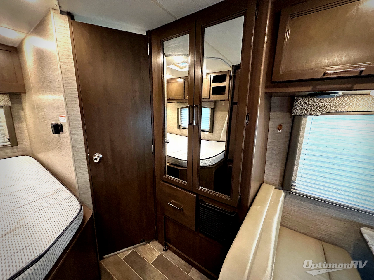 2022 Thor Chateau 22E Photo 12