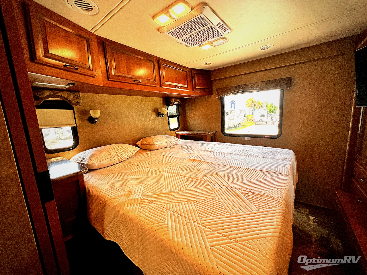 2014 Thor Four Winds Super C 33SW Photo 16