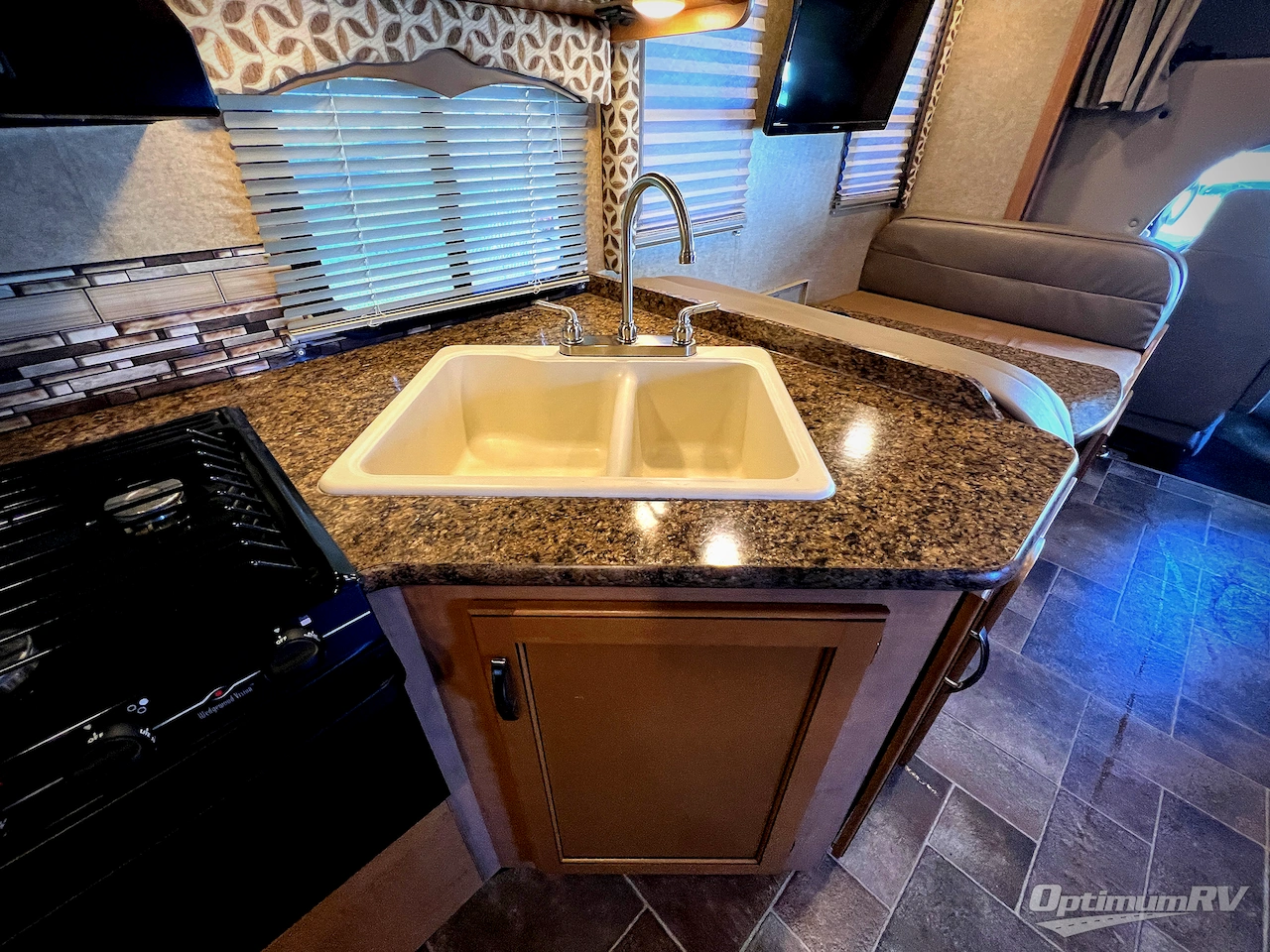 2017 Thor Four Winds 28Z Photo 10