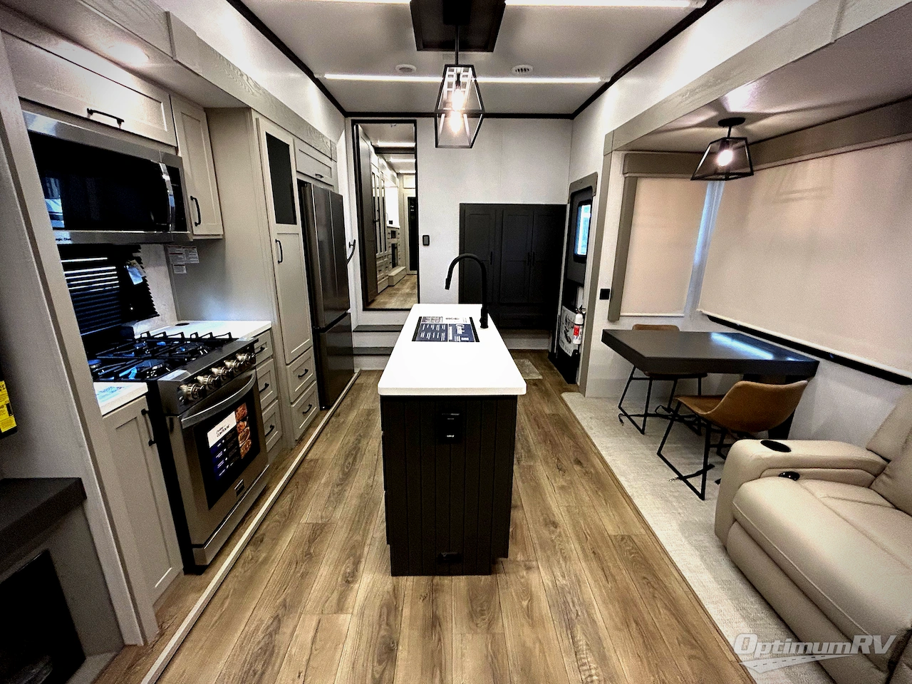 2025 Palomino Columbus 380RL Photo 5