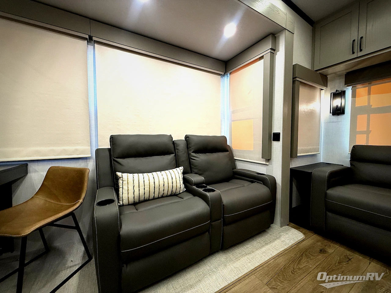 2025 Palomino Columbus 380RL Photo 8