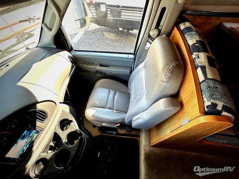 2005 Coachmen Leprechaun 307KS RV Photo 2