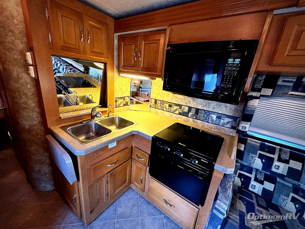 2005 Coachmen Leprechaun 307KS Photo 9