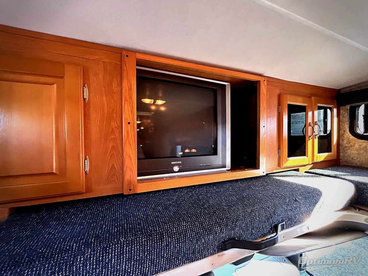 2005 Coachmen Leprechaun 307KS Photo 6