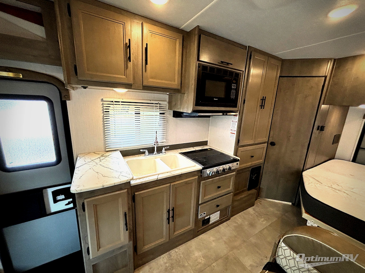 2021 Coachmen Freelander 22XG Chevy 4500 Photo 6