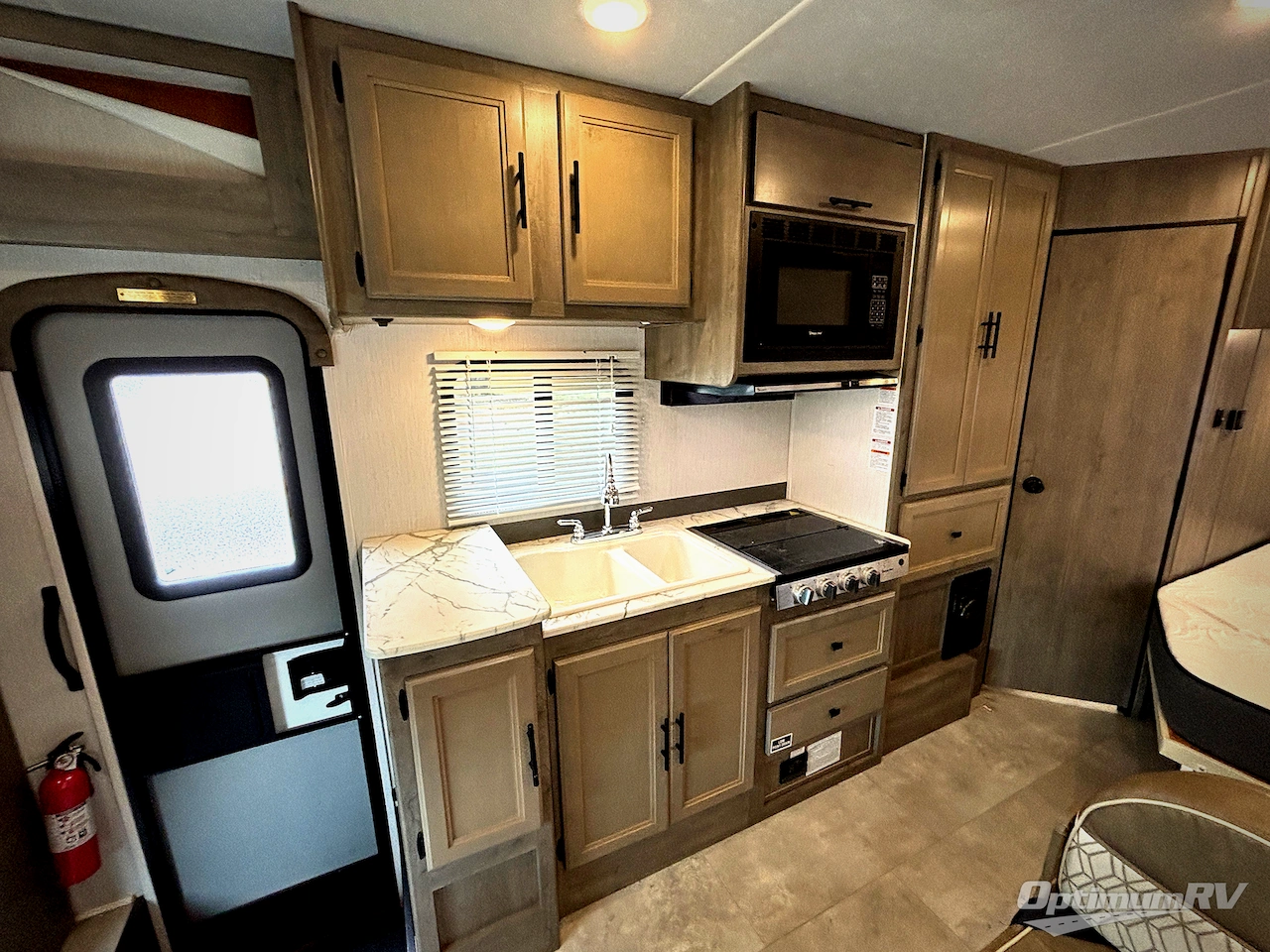 2021 Coachmen Freelander 22XG Chevy 4500 Photo 10