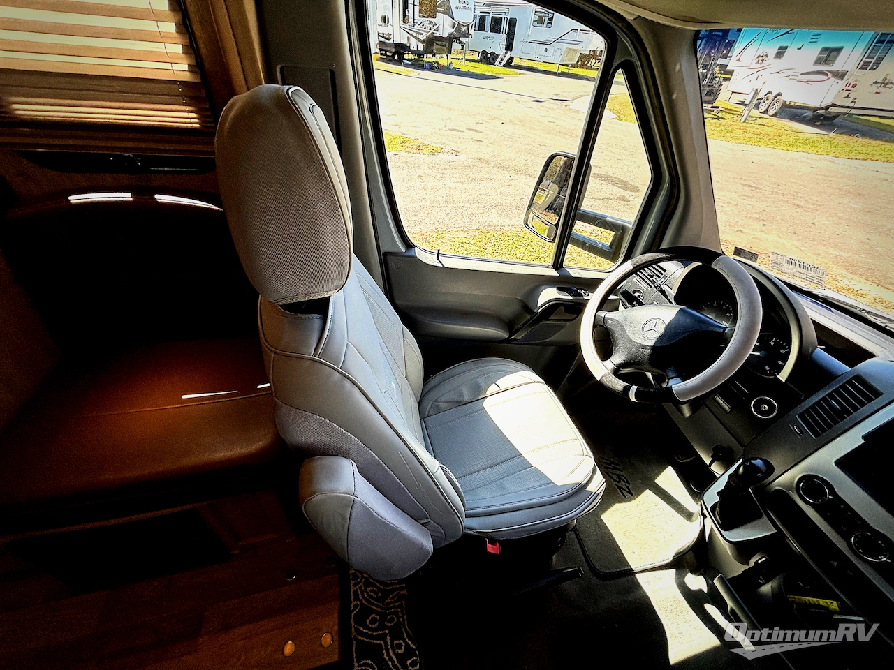 2013 Leisure Travel Unity U24TB Photo 7