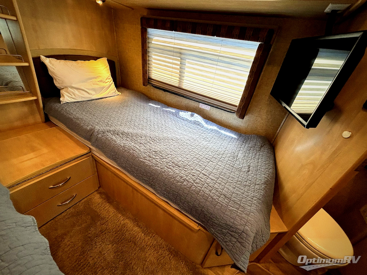 2013 Leisure Travel Unity U24TB Photo 16