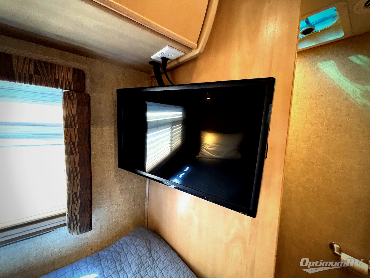 2013 Leisure Travel Unity U24TB Photo 17