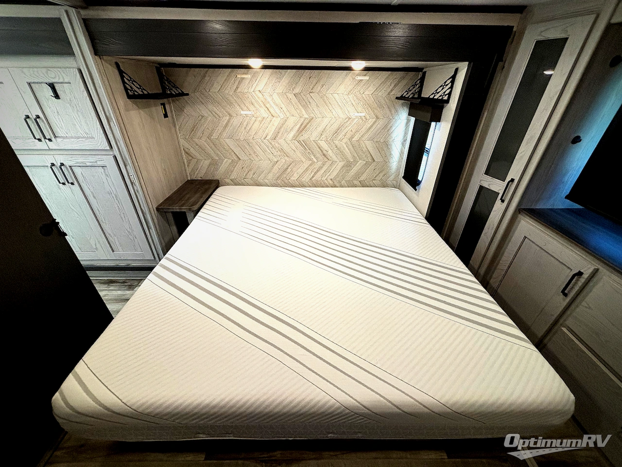 2023 Keystone Montana High Country 351BH Photo 9