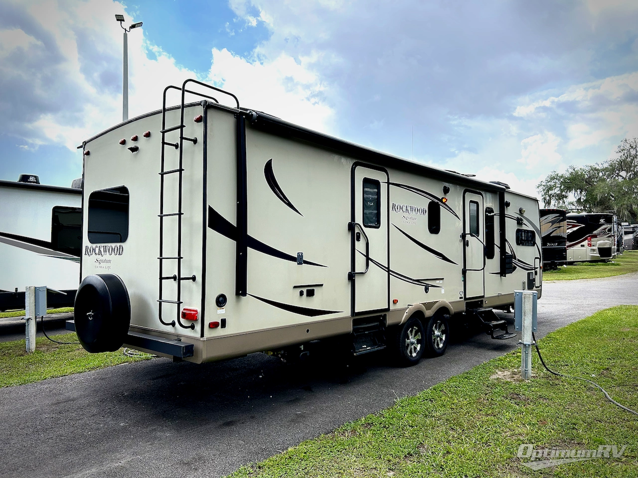2017 Forest River Rockwood Signature Ultra Lite 8315BSS Photo 2