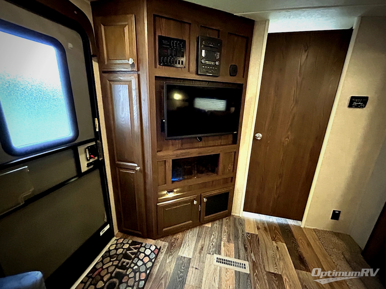 2017 Forest River Rockwood Signature Ultra Lite 8315BSS Photo 12