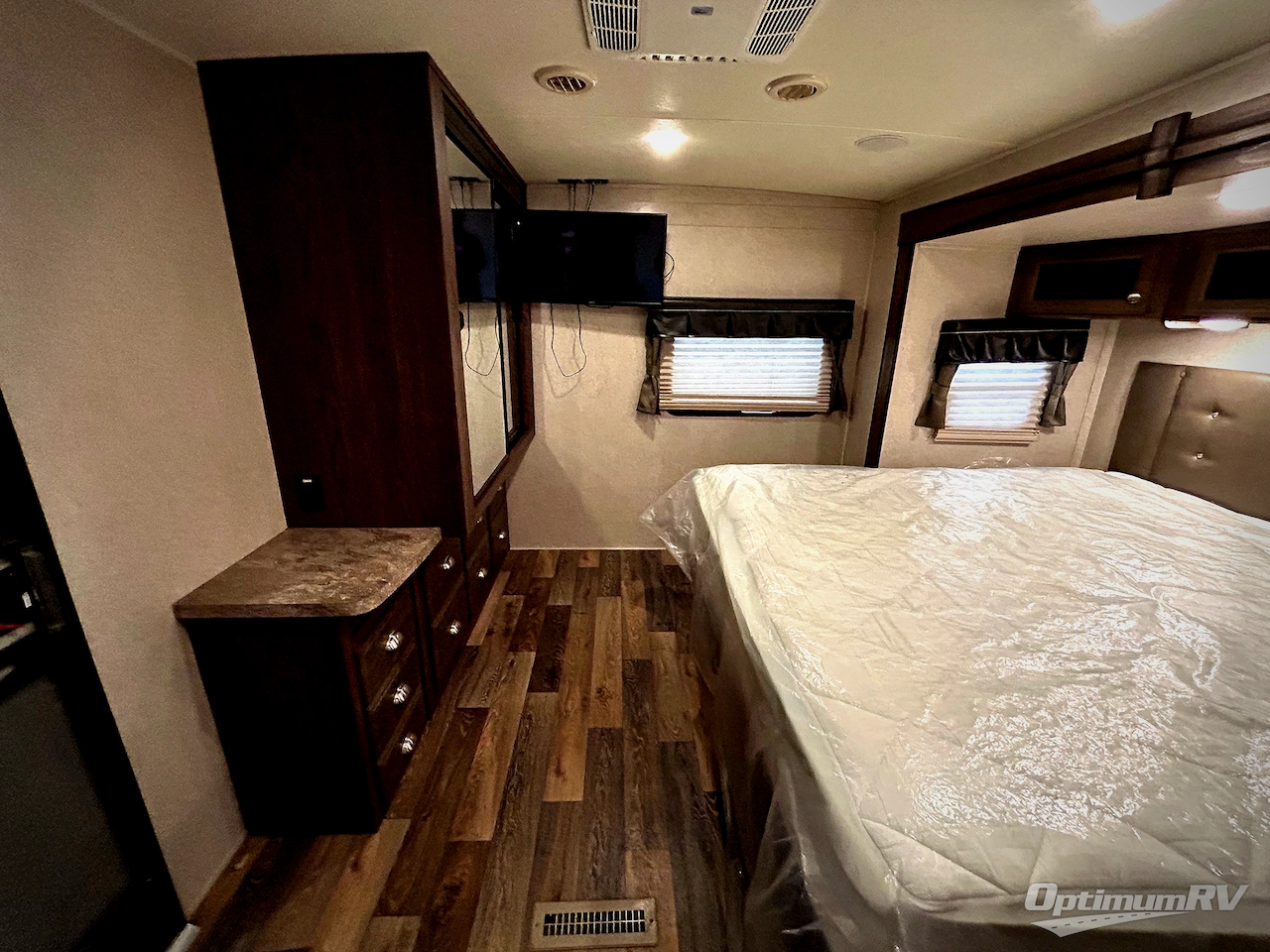 2017 Forest River Rockwood Signature Ultra Lite 8315BSS Photo 15