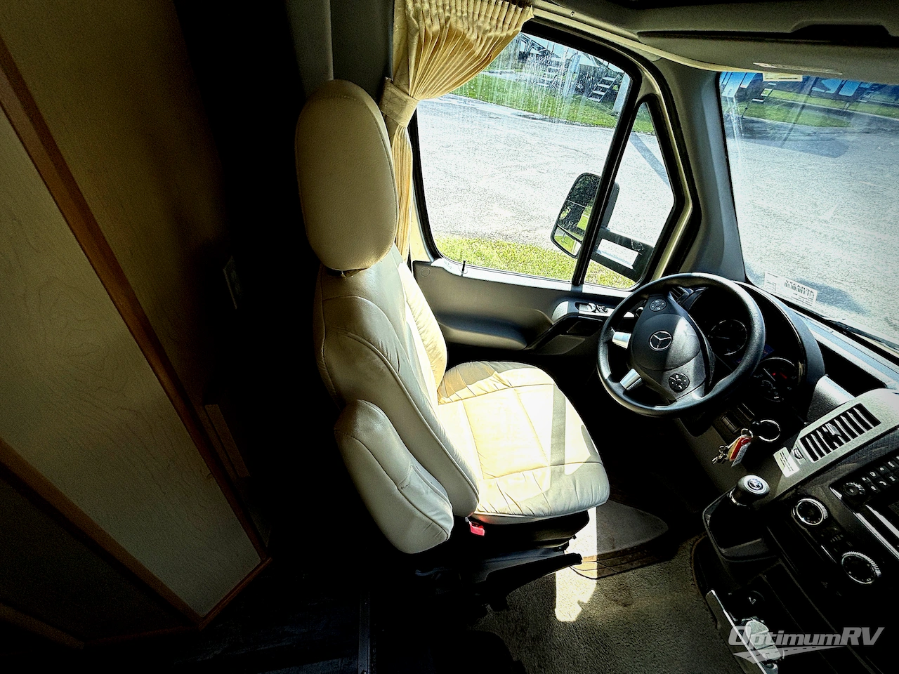 2016 Pleasure-Way Plateau XL Std. Model Photo 7