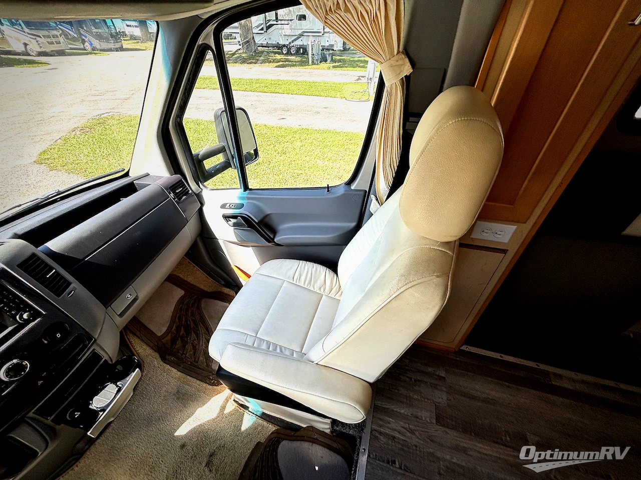 2016 Pleasure-Way Plateau XL Std. Model Photo 9