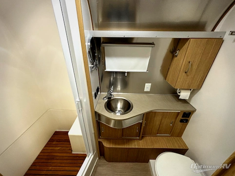 2018 Airstream Flying Cloud 26RB RV Photo 3
