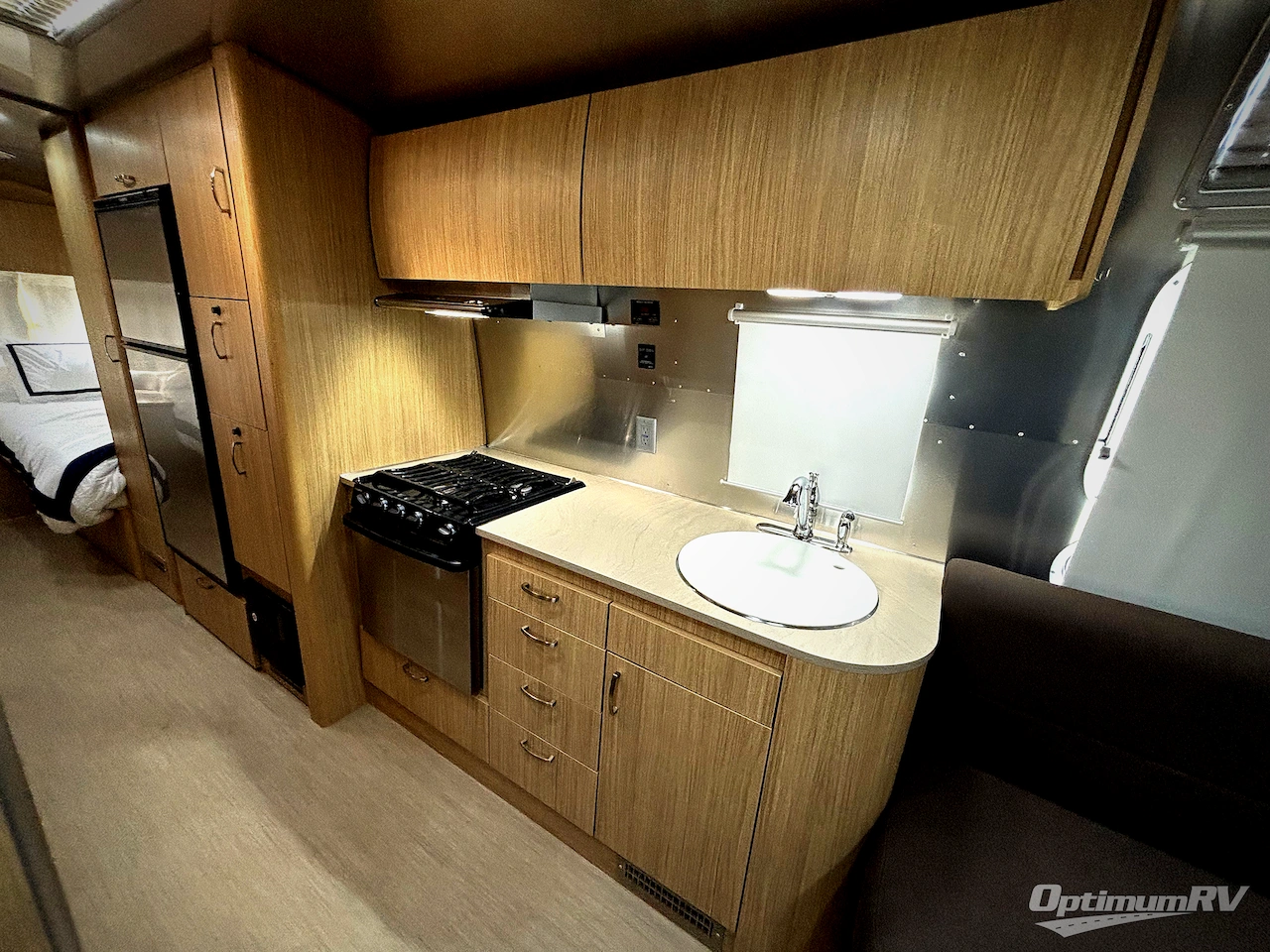 2018 Airstream Flying Cloud 26RB Photo 9